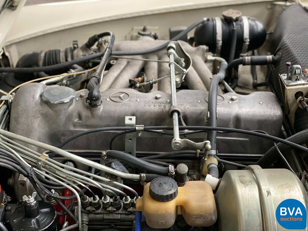Mercedes-Benz PAGODE 250 SL W113 1967, AR-58-69.