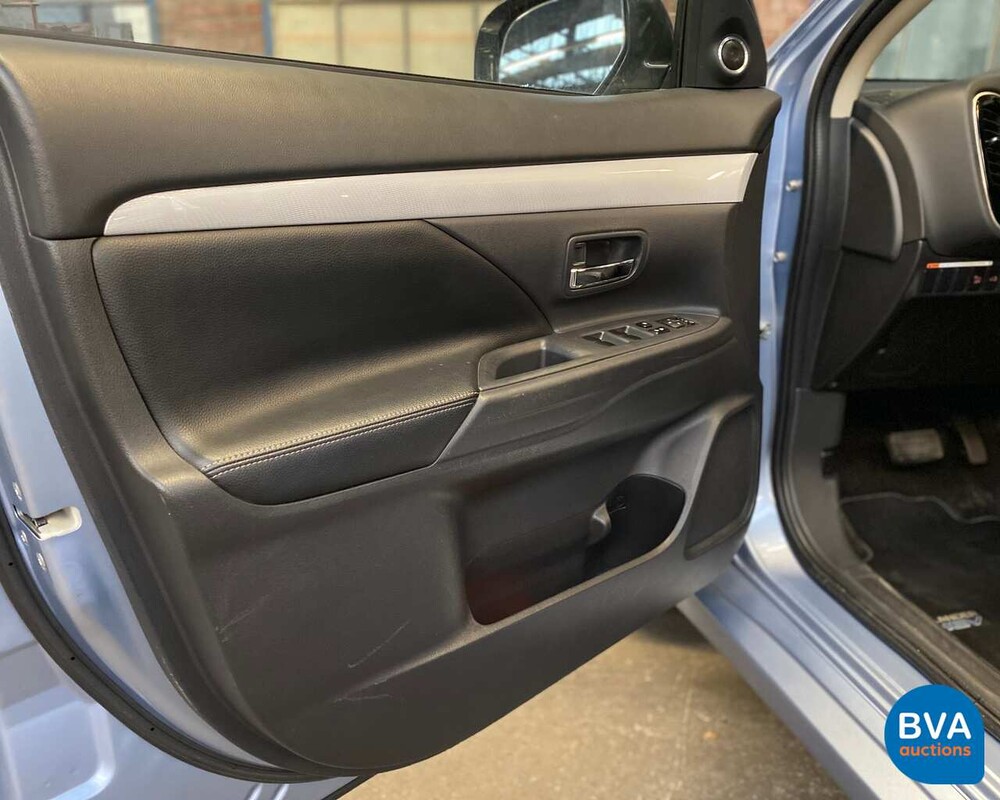 Mitsubishi Outlander PHEV Instyle 2014, 1-XVN-61.