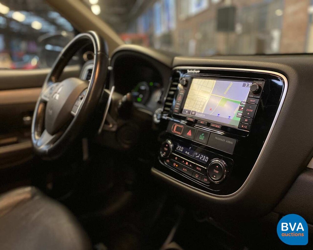 Mitsubishi Outlander PHEV Instyle 2014, 1-XVN-61.