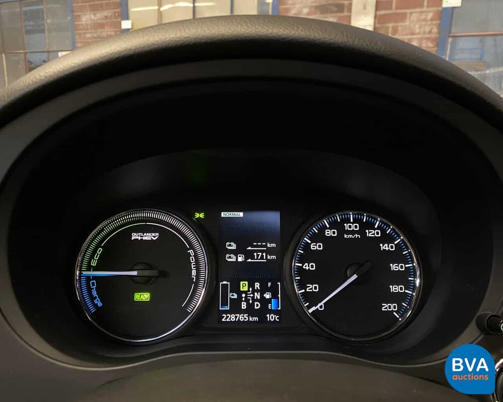 Mitsubishi Outlander PHEV Instyle 2014, 1-XVN-61.