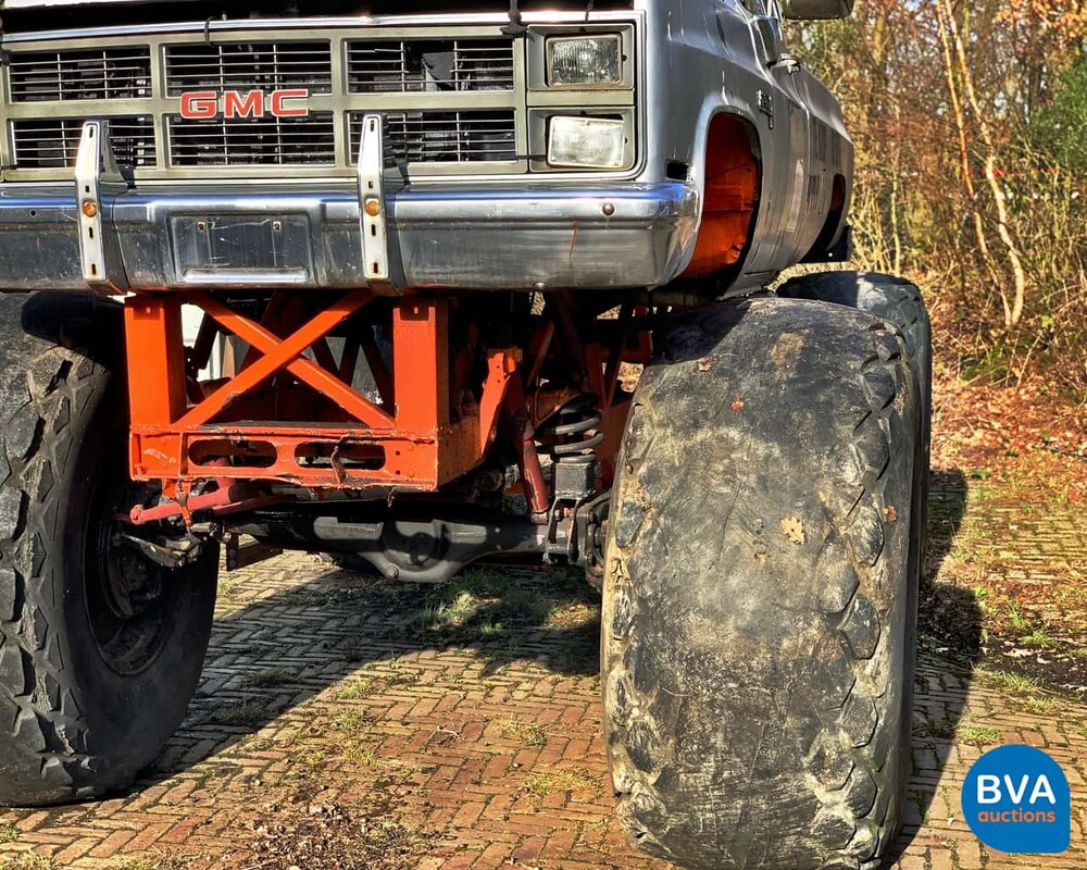 G. G.M.C. Sierra Classic 1500 Monster Truck 6.2 Diesel.