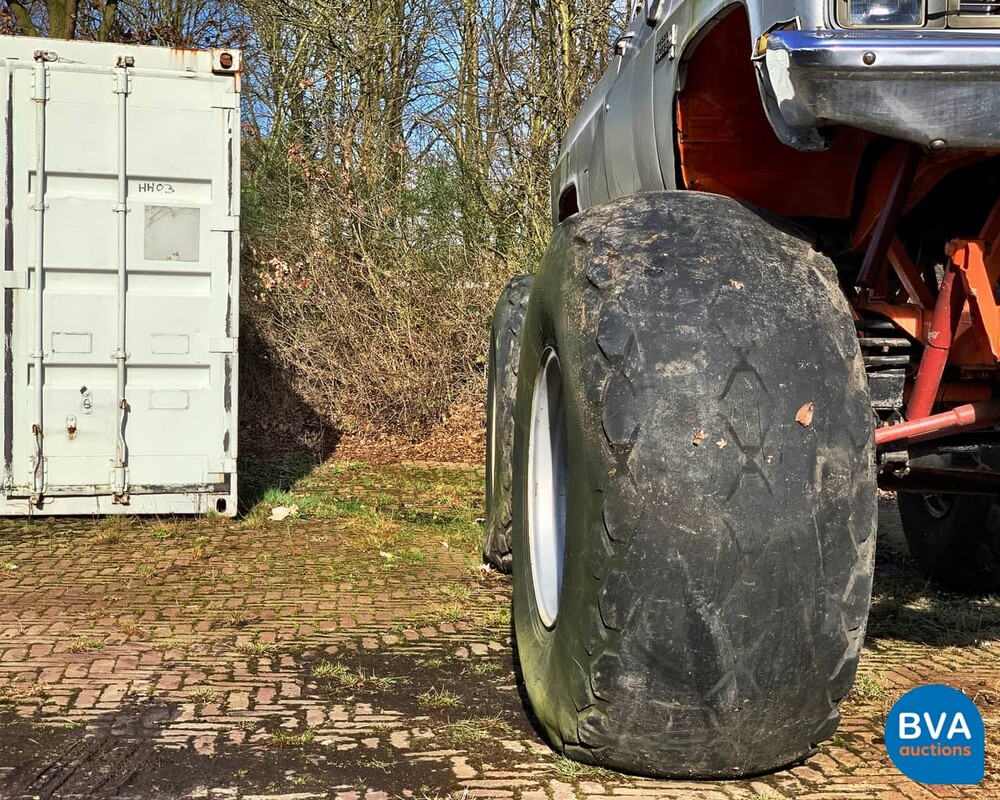 G. G.M.C. Sierra Classic 1500 Monster Truck 6.2 Diesel.