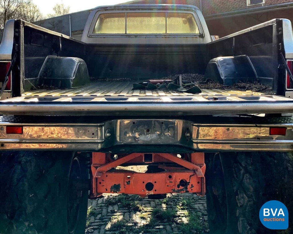 G. G.M.C. Sierra Classic 1500 Monster Truck 6.2 Diesel.