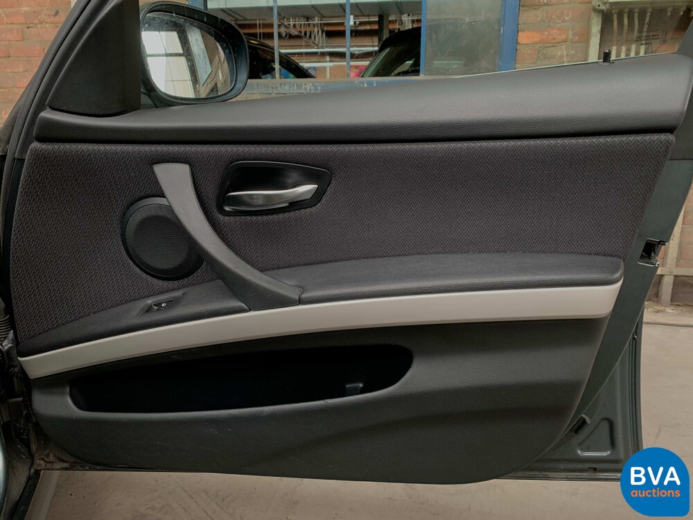 BMW 325d Touring 197pk -Facelift- 2009, 3-XLF-49