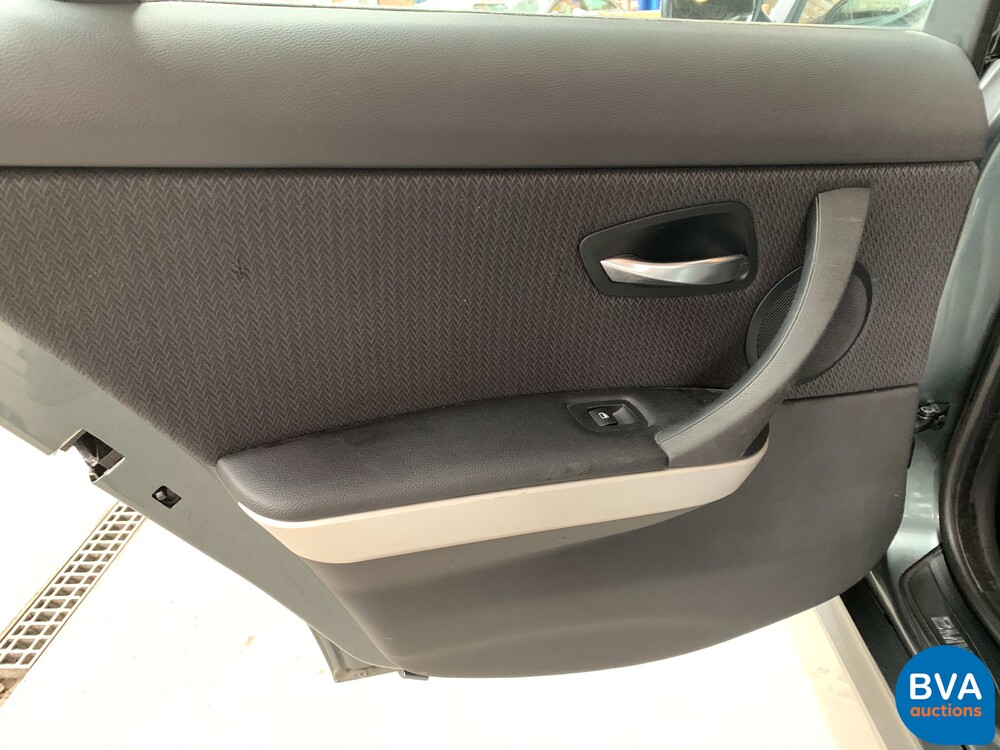 BMW 325d Touring 197pk -Facelift- 2009, 3-XLF-49