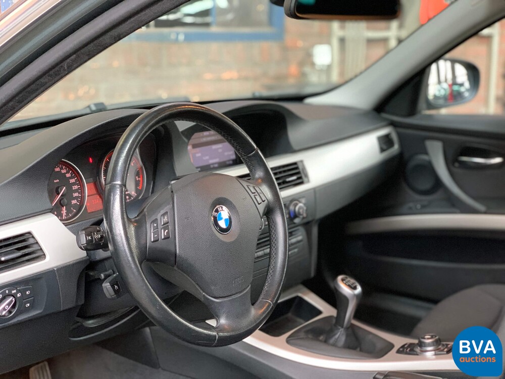 BMW 325d Touring 197pk -Facelift- 2009, 3-XLF-49