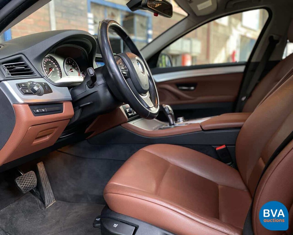 BMW 528I Touring 5er High Executive 6-Zylinder -Org. NL-, 32-PSZ-2.