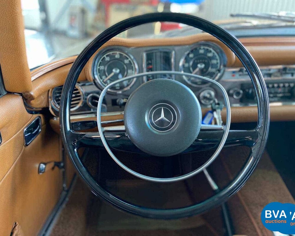 Mercedes-Benz 280SL Pagoda W113 1968, DM-87-71.