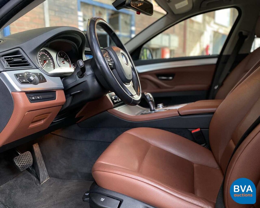 BMW 5-Serie Touring 528i High Executive 6-Cilinder -Org. NL-, 32-PSZ-2