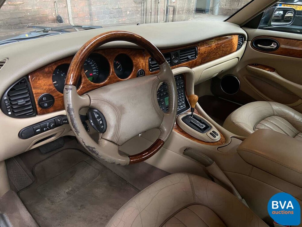 Jaguar XJ8 3.2 V8 237 PS X308 2000.