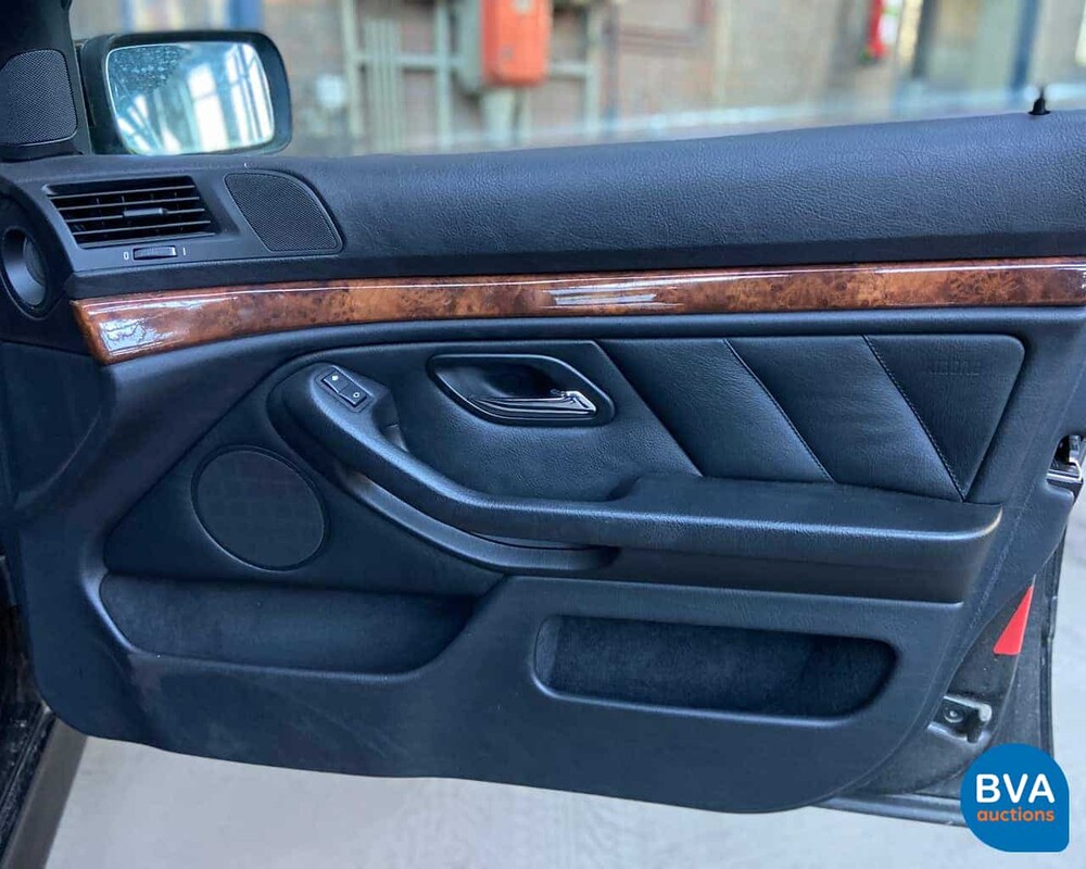 BMW 540i E39 4.4 V8 286pk -Handgeschakeld- 1999, 75-XV-DJ