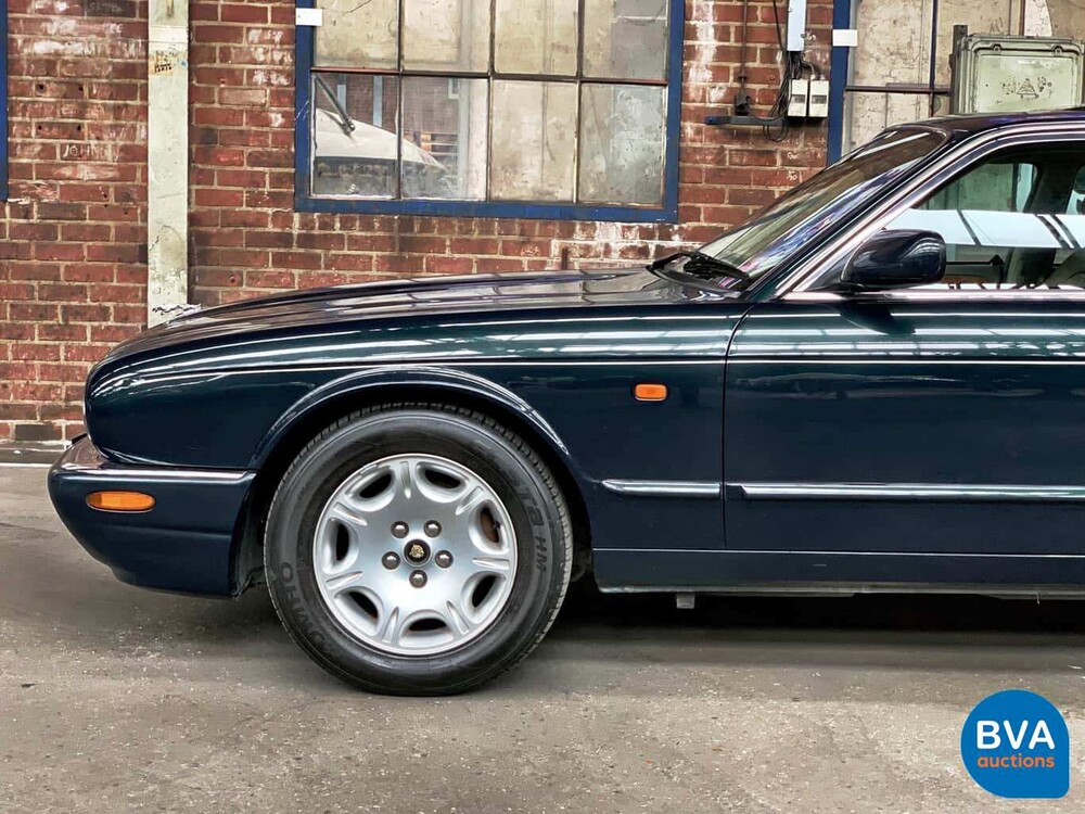 Jaguar XJ8 3.2 V8 237 PS X308 2000.