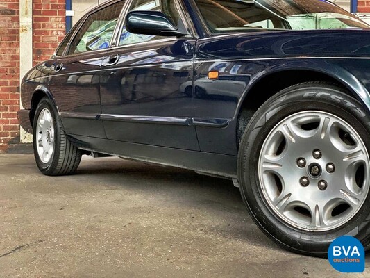 Jaguar XJ8 3.2 V8 237 PS X308 2000.