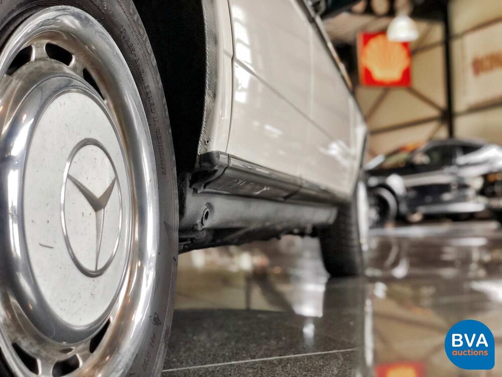 Mercedes-Benz 200 W123 1982 Original NL 200-Serie, HZ-32-YS.