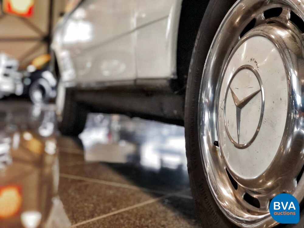 Mercedes-Benz 200 W123 1982 Original NL 200-Serie, HZ-32-YS.