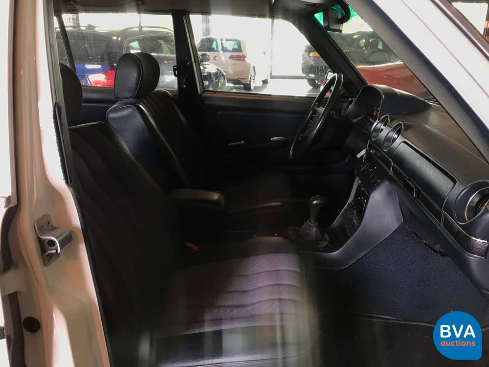 Mercedes-Benz 200 W123 1982 Original NL 200-Serie, HZ-32-YS.
