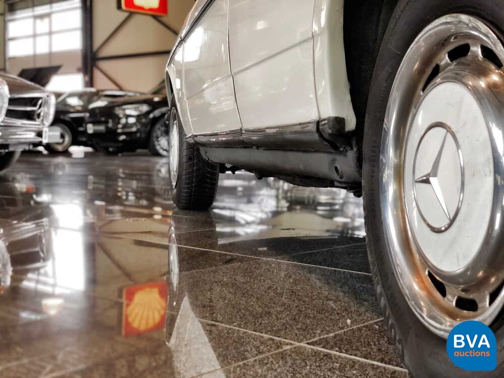 Mercedes-Benz 200 W123 1982 Original NL 200-Serie, HZ-32-YS.