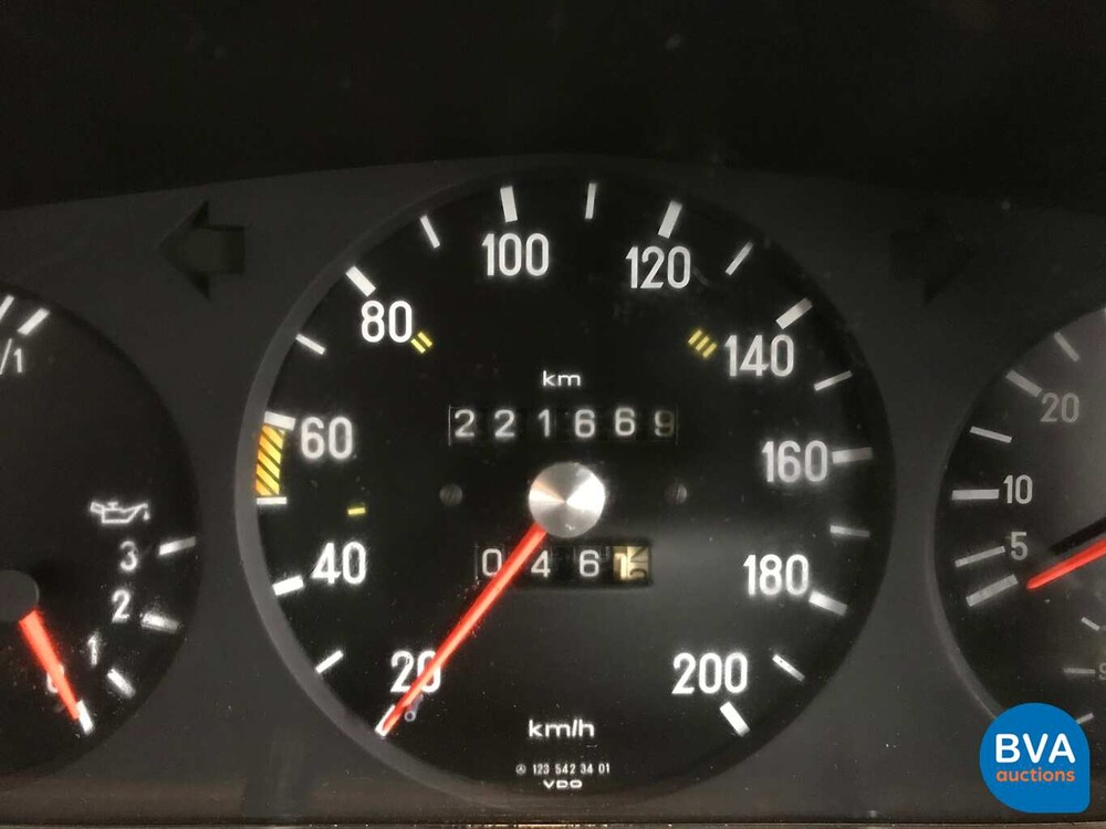 Mercedes-Benz 200 W123 1982 Original NL 200-Serie, HZ-32-YS.