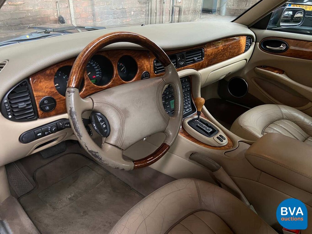 Jaguar XJ8 3.2 V8 237 PS X308 2000.