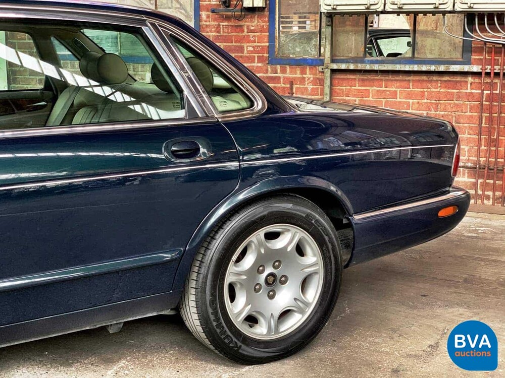 Jaguar XJ8 3.2 V8 237 PS X308 2000.