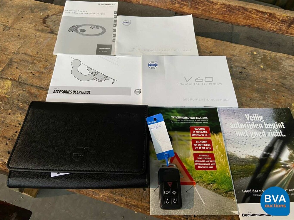 Volvo V60 D6 Plug-in Hybrid AWD 286pk 2015 -Origineel NL-, HZ-776-N