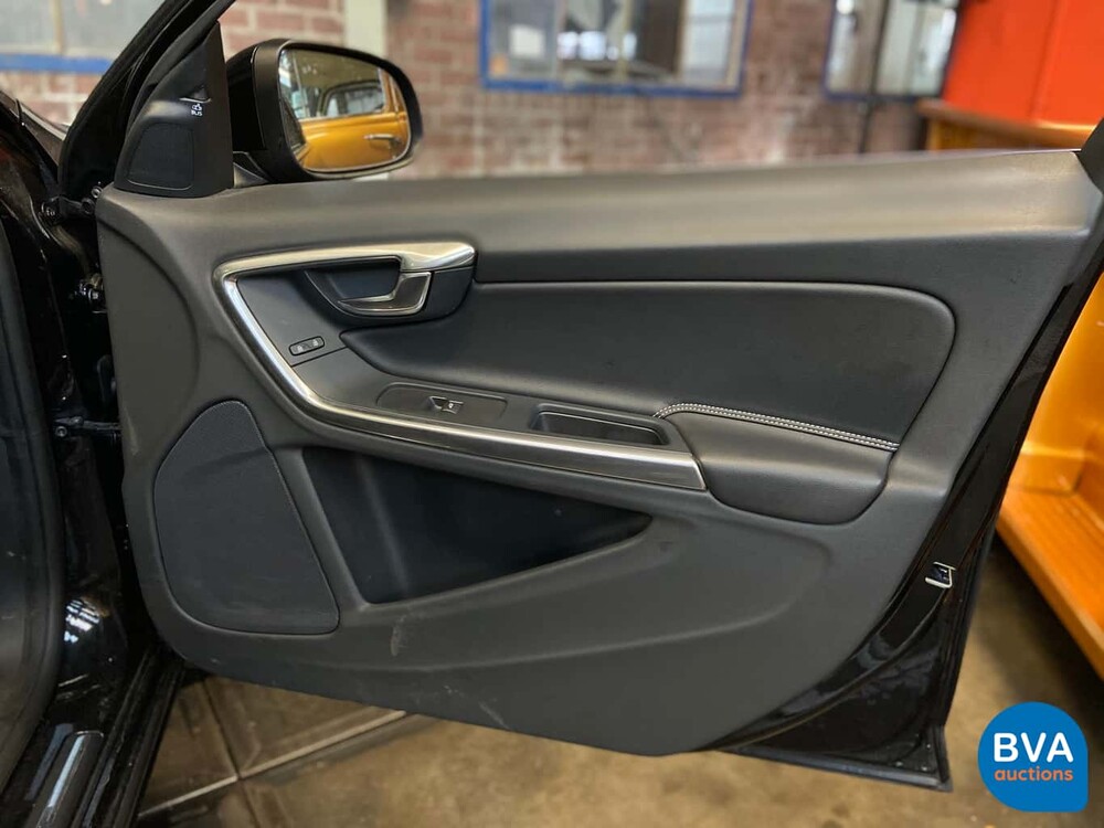 Volvo V60 D6 Plug-in Hybrid AWD 286pk 2015 -Origineel NL-, HZ-776-N