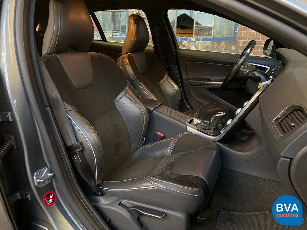 Volvo V60 D6 Plug-in Hybrid R-Design 285 PS 2015 -Original NL-, HK-121-Z.