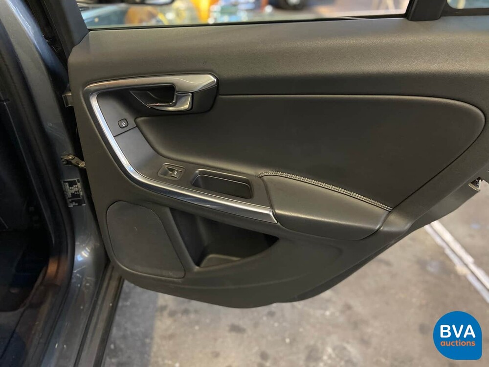 Volvo V60 D6 Plug-in Hybrid R-Design 285 PS 2015 -Original NL-, HK-121-Z.