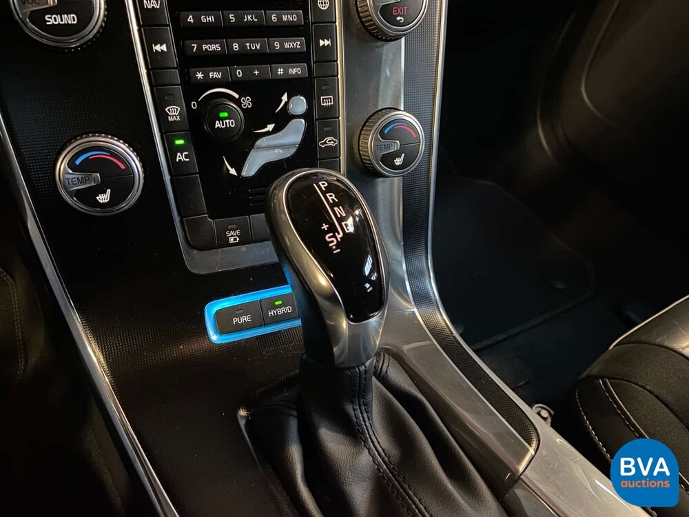 Volvo V60 D6 Plug-in Hybrid R-Design 285 PS 2015 -Original NL-, HK-121-Z.