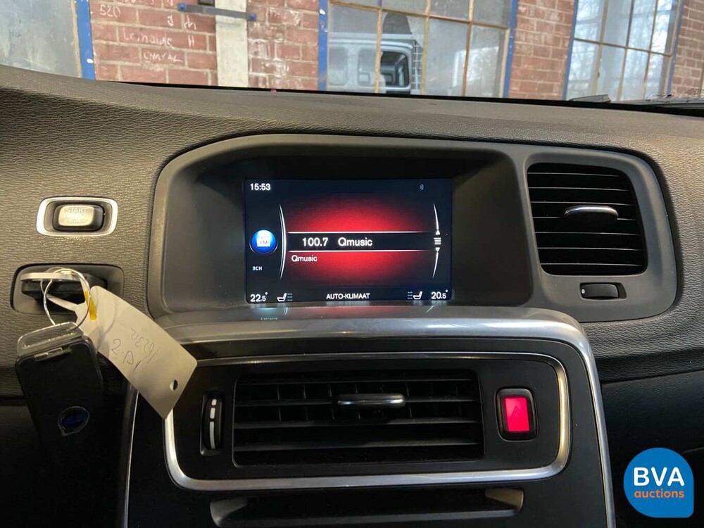 Volvo V60 D6 Plug-in Hybrid R-Design 285 PS 2015 -Original NL-, HK-121-Z.