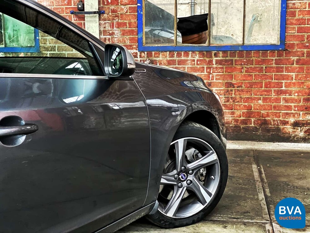 Volvo V60 D6 Plug-in Hybrid R-Design 285 PS 2015 -Original NL-, HK-121-Z.