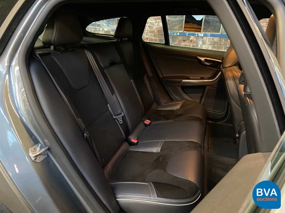Volvo V60 D6 Plug-in Hybrid R-Design 285 PS 2015 -Original NL-, HK-121-Z.