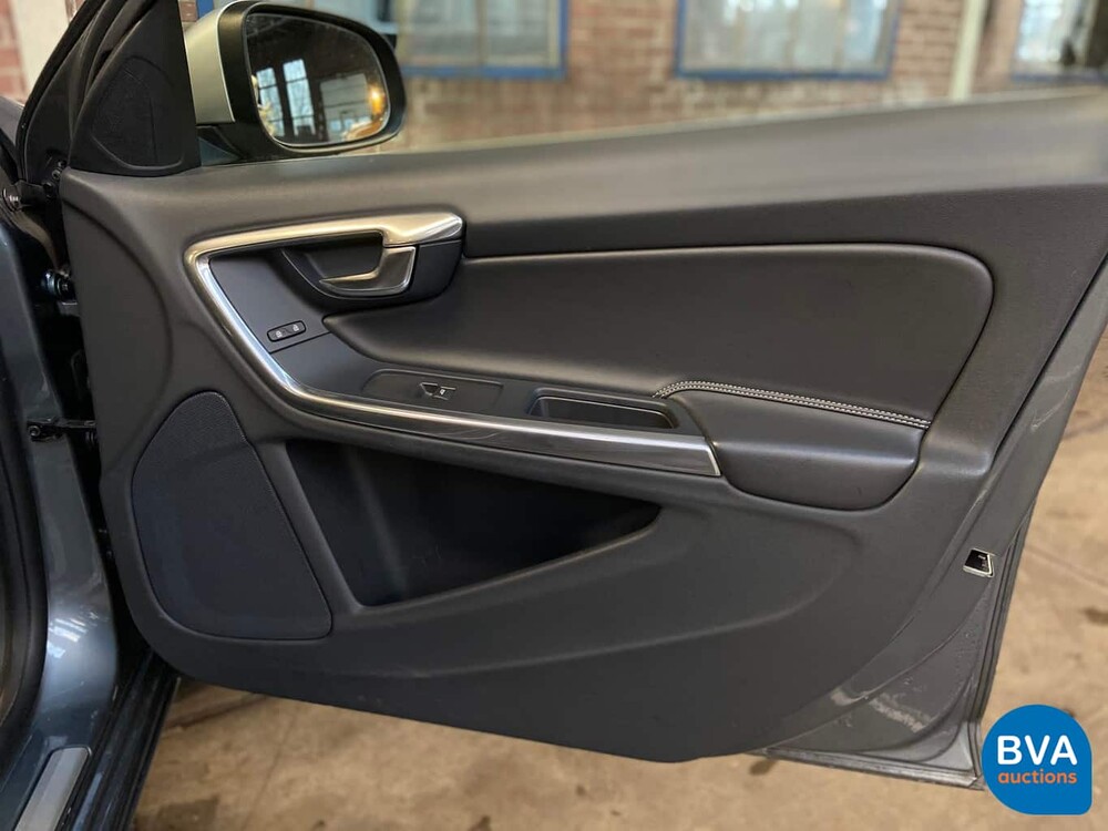 Volvo V60 D6 Plug-in Hybrid R-Design 285 PS 2015 -Original NL-, HK-121-Z.