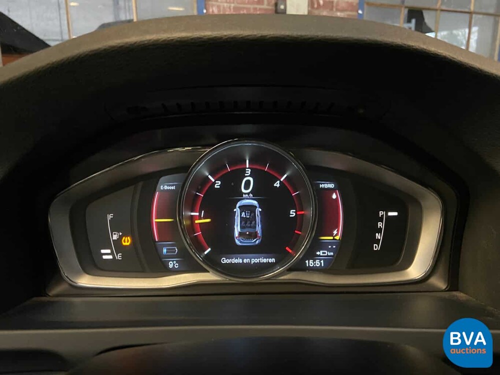 Volvo V60 D6 Plug-in Hybrid R-Design 285 PS 2015 -Original NL-, HK-121-Z.