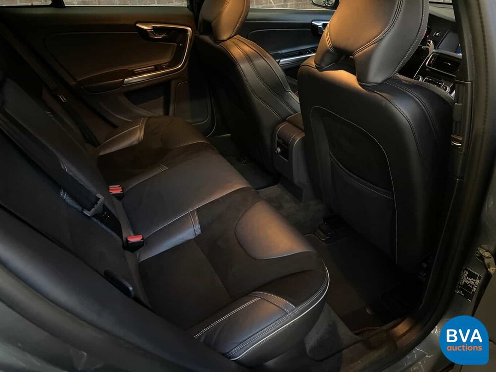 Volvo V60 D6 Plug-in Hybrid R-Design 285 PS 2015 -Original NL-, HK-121-Z.