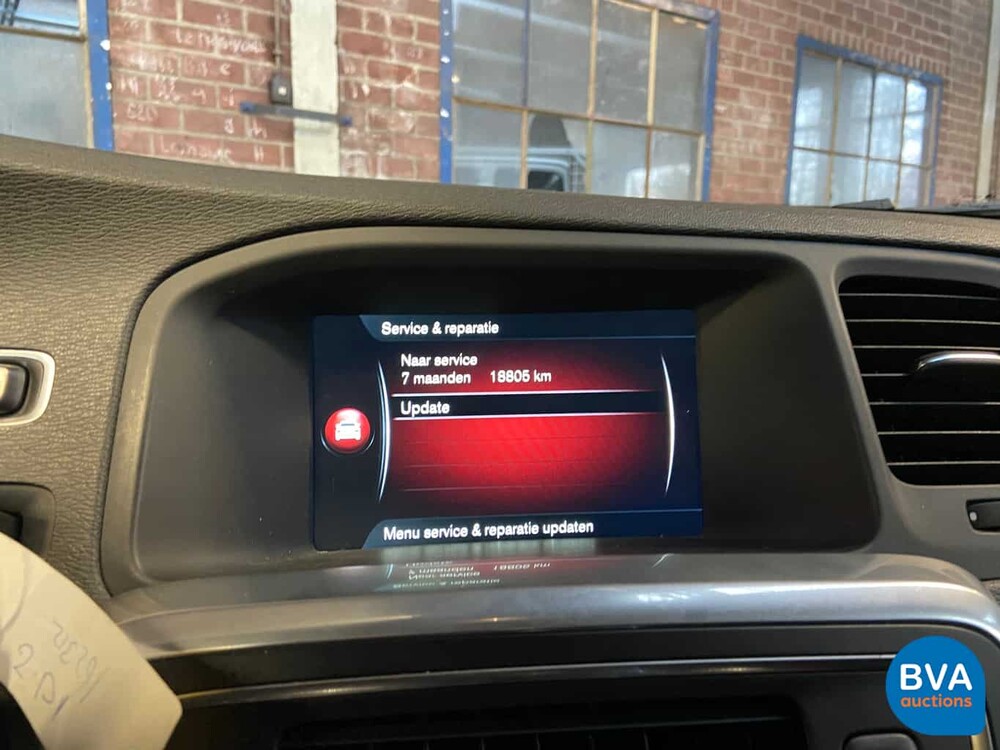 Volvo V60 D6 Plug-in Hybrid R-Design 285 PS 2015 -Original NL-, HK-121-Z.