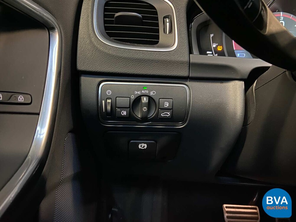 Volvo V60 D6 Plug-in Hybrid R-Design 285 PS 2015 -Original NL-, HK-121-Z.