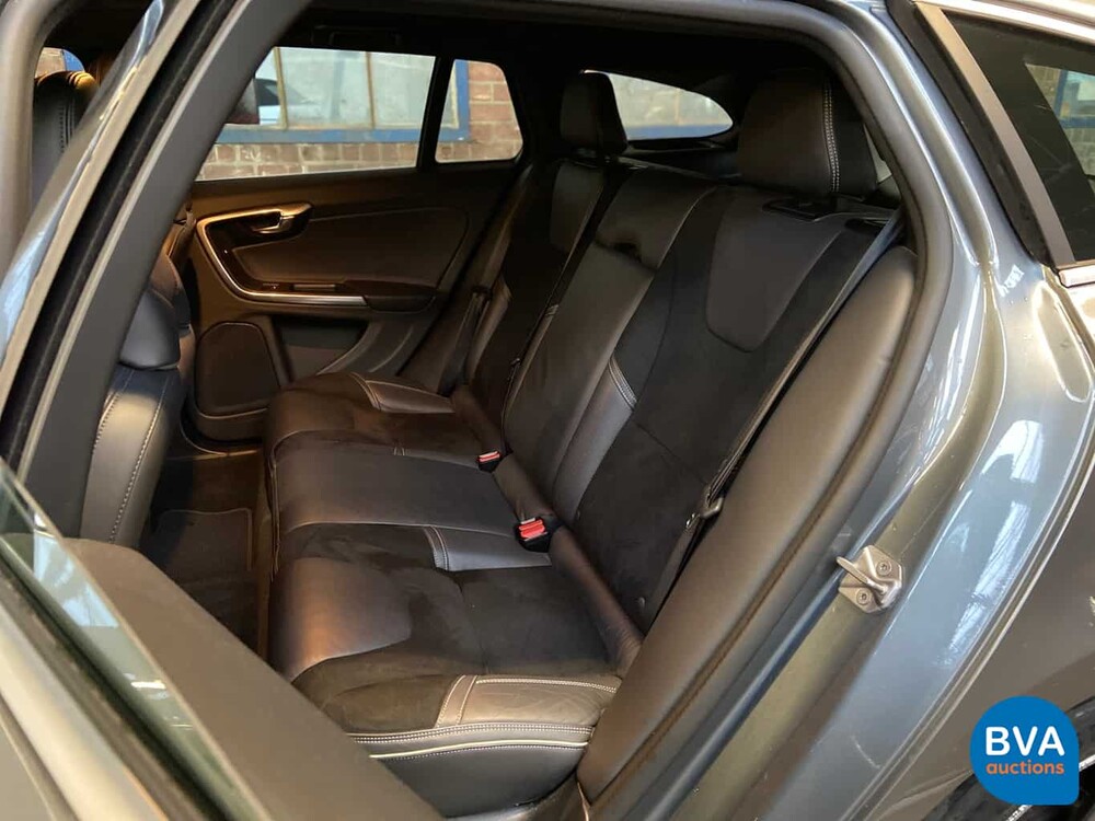 Volvo V60 D6 Plug-in Hybrid R-Design 285 PS 2015 -Original NL-, HK-121-Z.