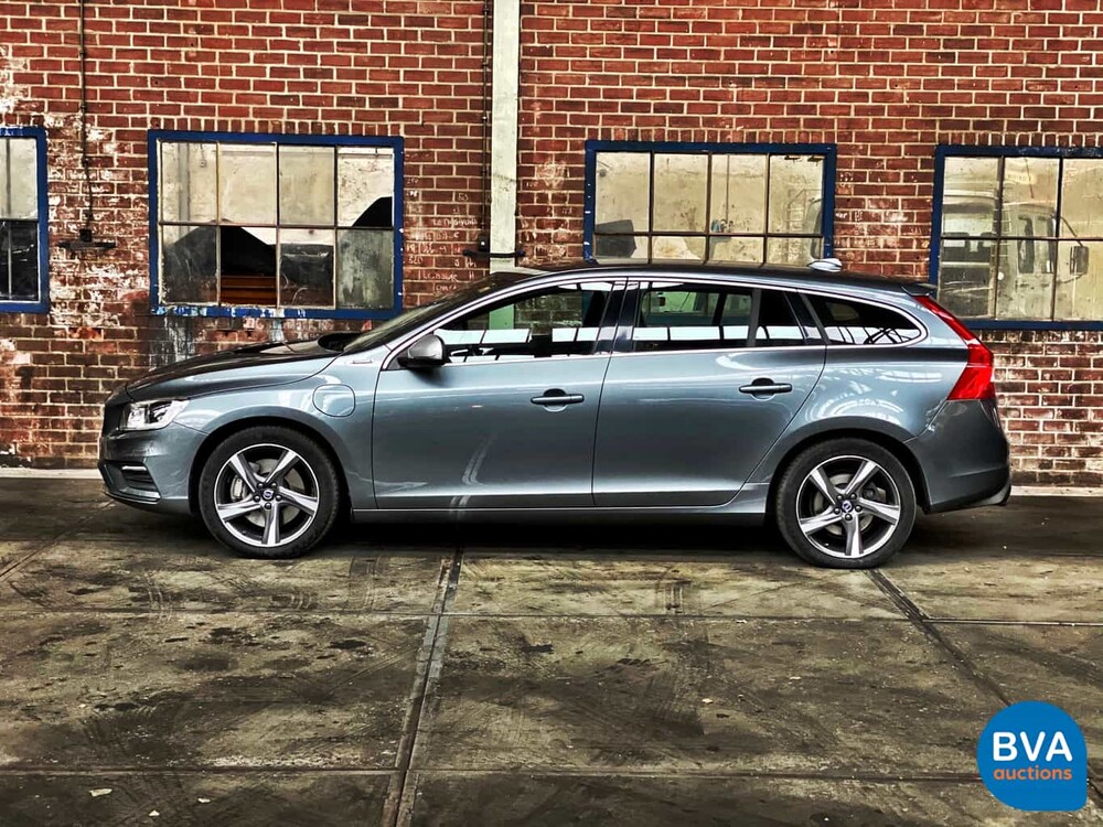 Volvo V60 D6 Plug-in Hybrid R-Design 285 PS 2015 -Original NL-, HK-121-Z.