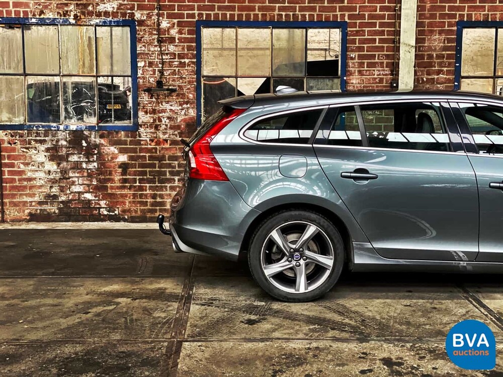 Volvo V60 D6 Plug-in Hybrid R-Design 285 PS 2015 -Original NL-, HK-121-Z.