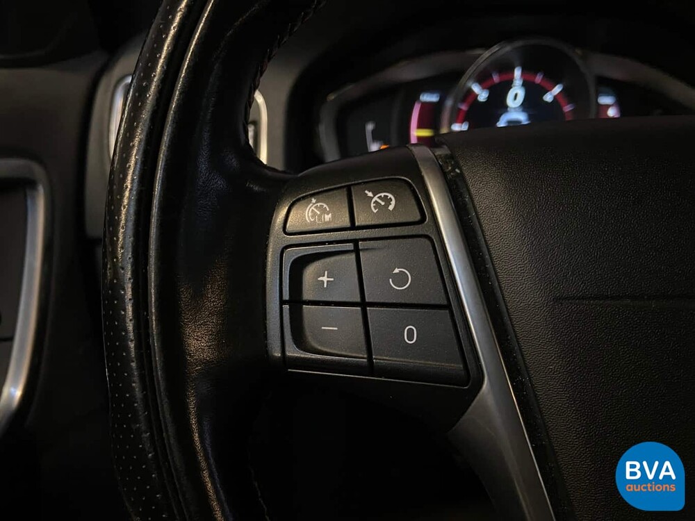 Volvo V60 D6 Plug-in Hybrid R-Design 285 PS 2015 -Original NL-, HK-121-Z.