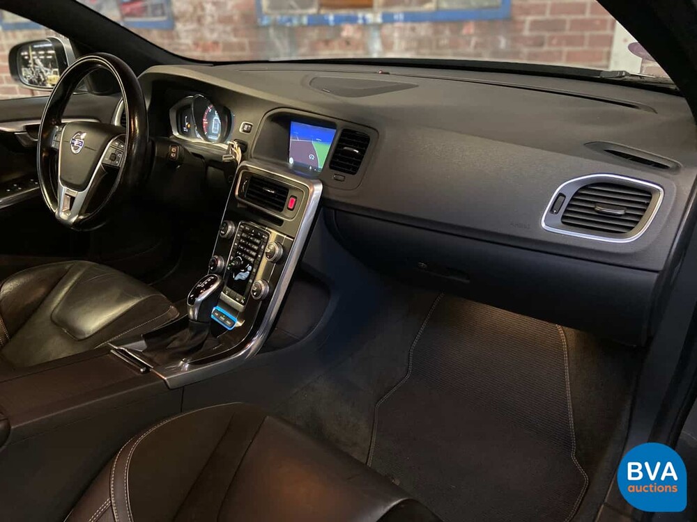 Volvo V60 D6 Plug-in Hybrid R-Design 285 PS 2015 -Original NL-, HK-121-Z.