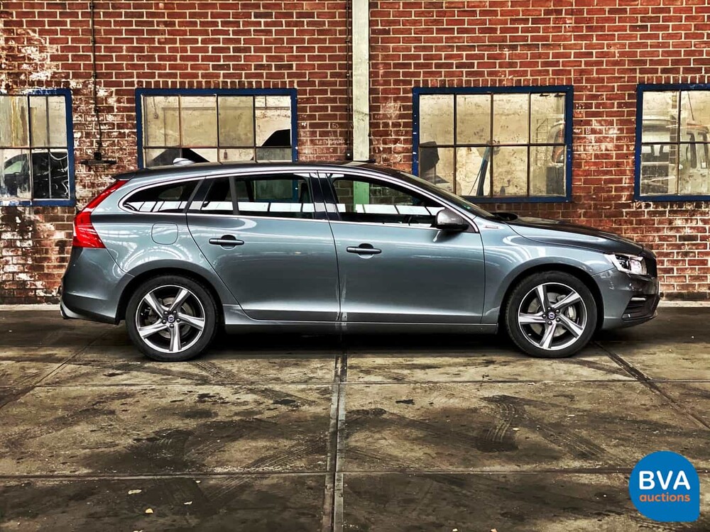 Volvo V60 D6 Plug-in Hybrid R-Design 285 PS 2015 -Original NL-, HK-121-Z.