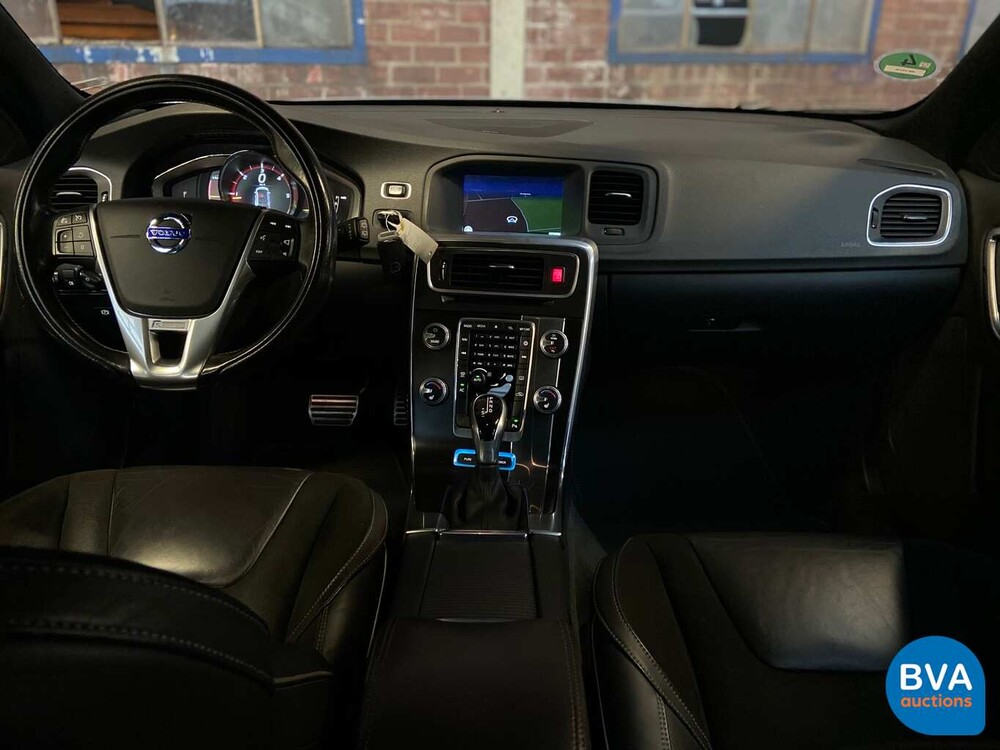 Volvo V60 D6 Plug-in Hybrid R-Design 285 PS 2015 -Original NL-, HK-121-Z.