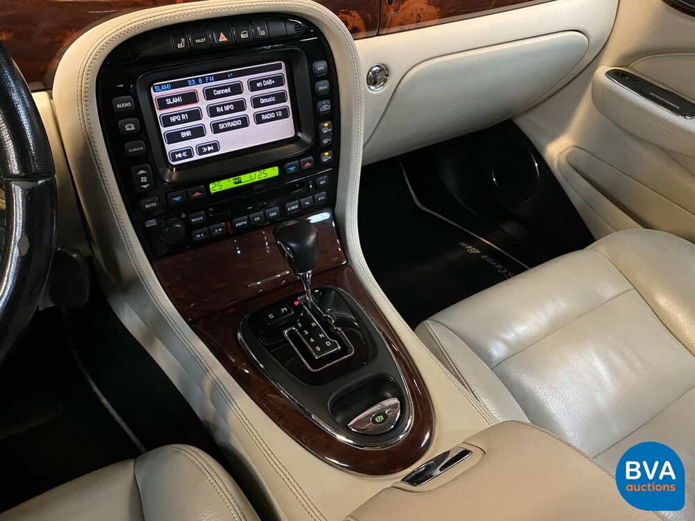 Jaguar XJ 4.2 Supercharged V8 Super 396 PS - Original NL - 2004 Youngtimer, 89-NR-NP.