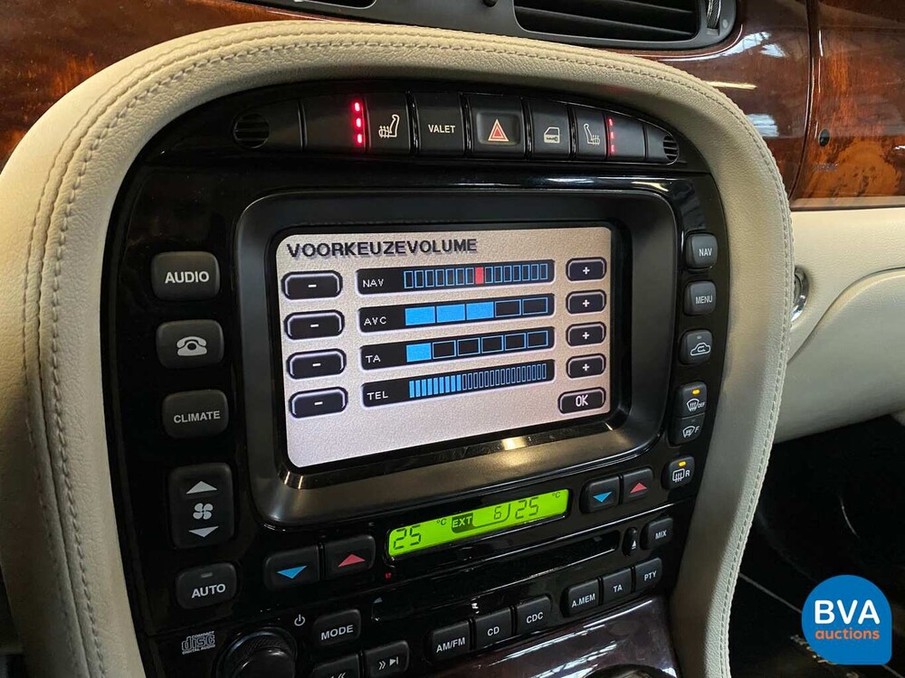 Jaguar XJ 4.2 Supercharged V8 Super 396 PS - Original NL - 2004 Youngtimer, 89-NR-NP.