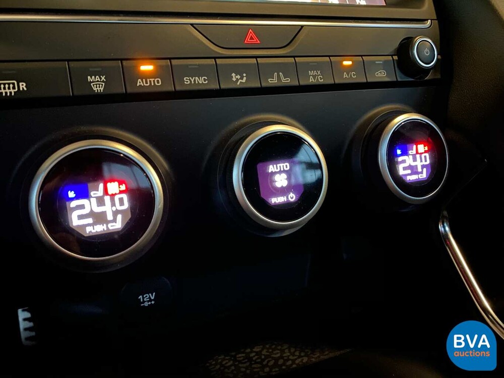 Jaguar E-Pace D150 R-Dynamic S 2018 -Original NL-, TJ-346-J.