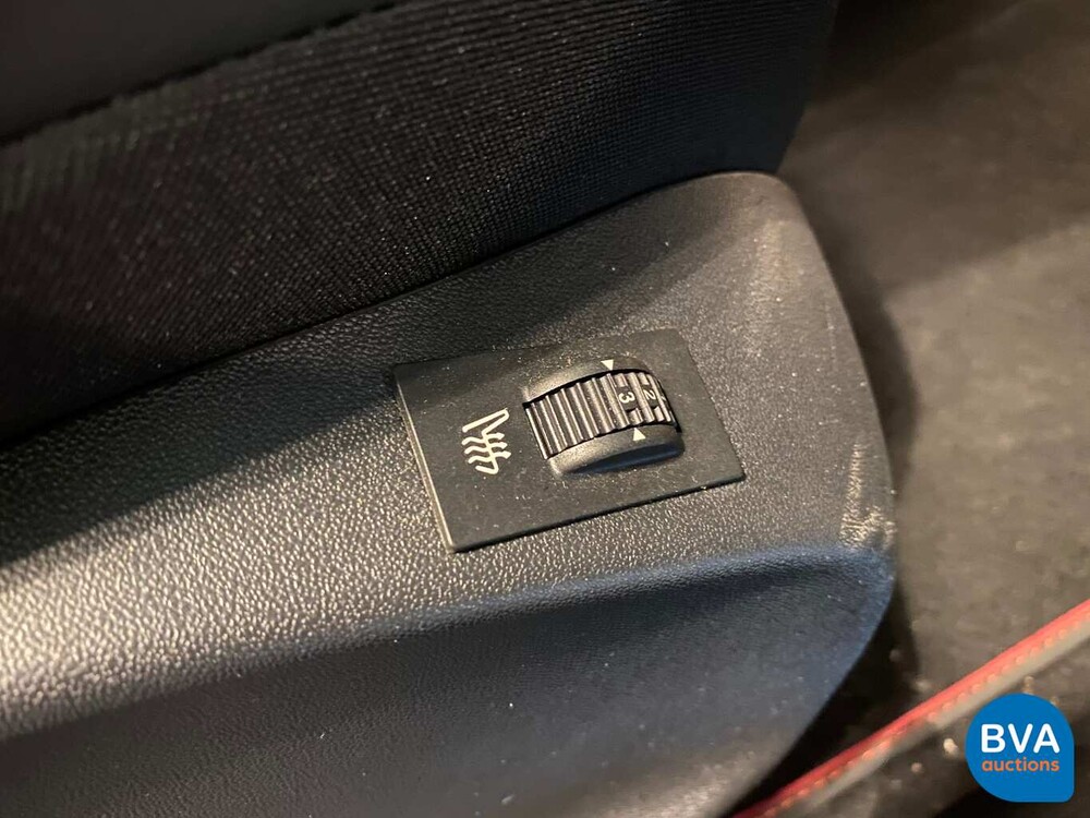 Peugeot 2008 1.2 PureTech Allure GT-Line 110PK 2018, J-594-KG