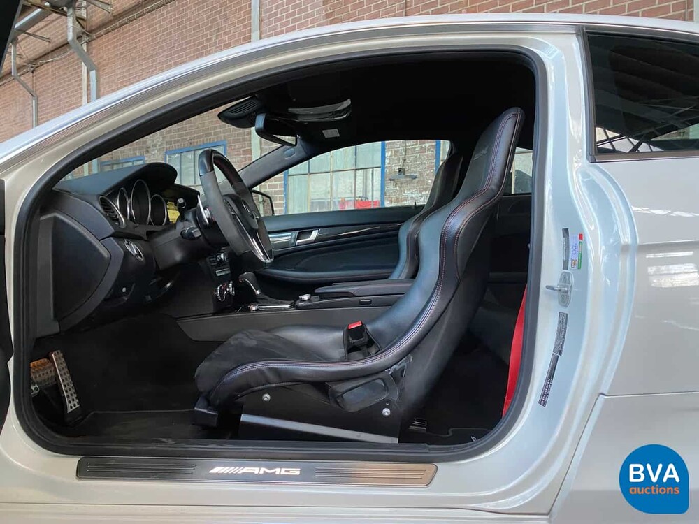 Mercedes-Benz C63 AMG Coupé SCHWARZE SERIE 517PK Track-Pack Aero-Pack.