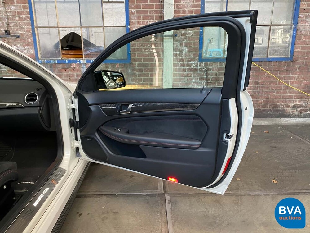 Mercedes-Benz C63 AMG Coupé SCHWARZE SERIE 517PK Track-Pack Aero-Pack.